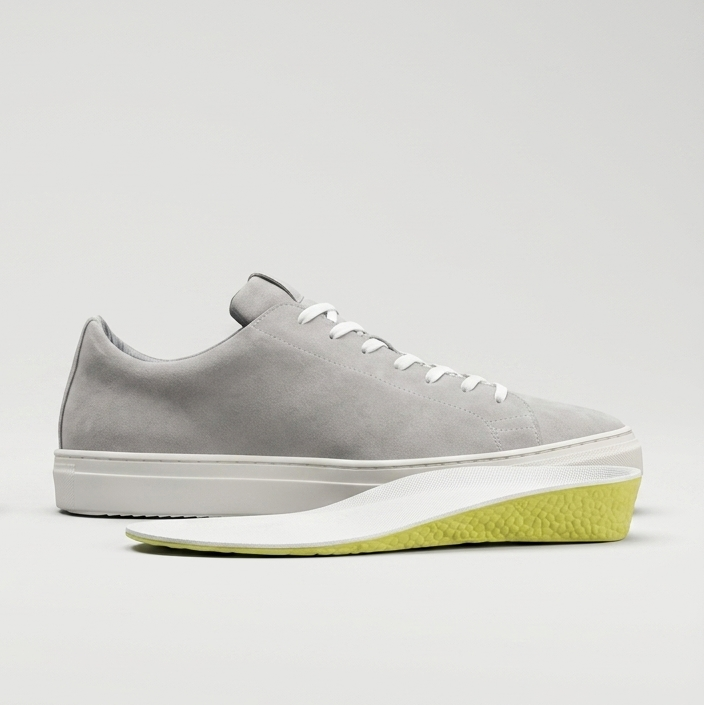 Genomskärning — lyften dold inuti en vanlig sneaker
